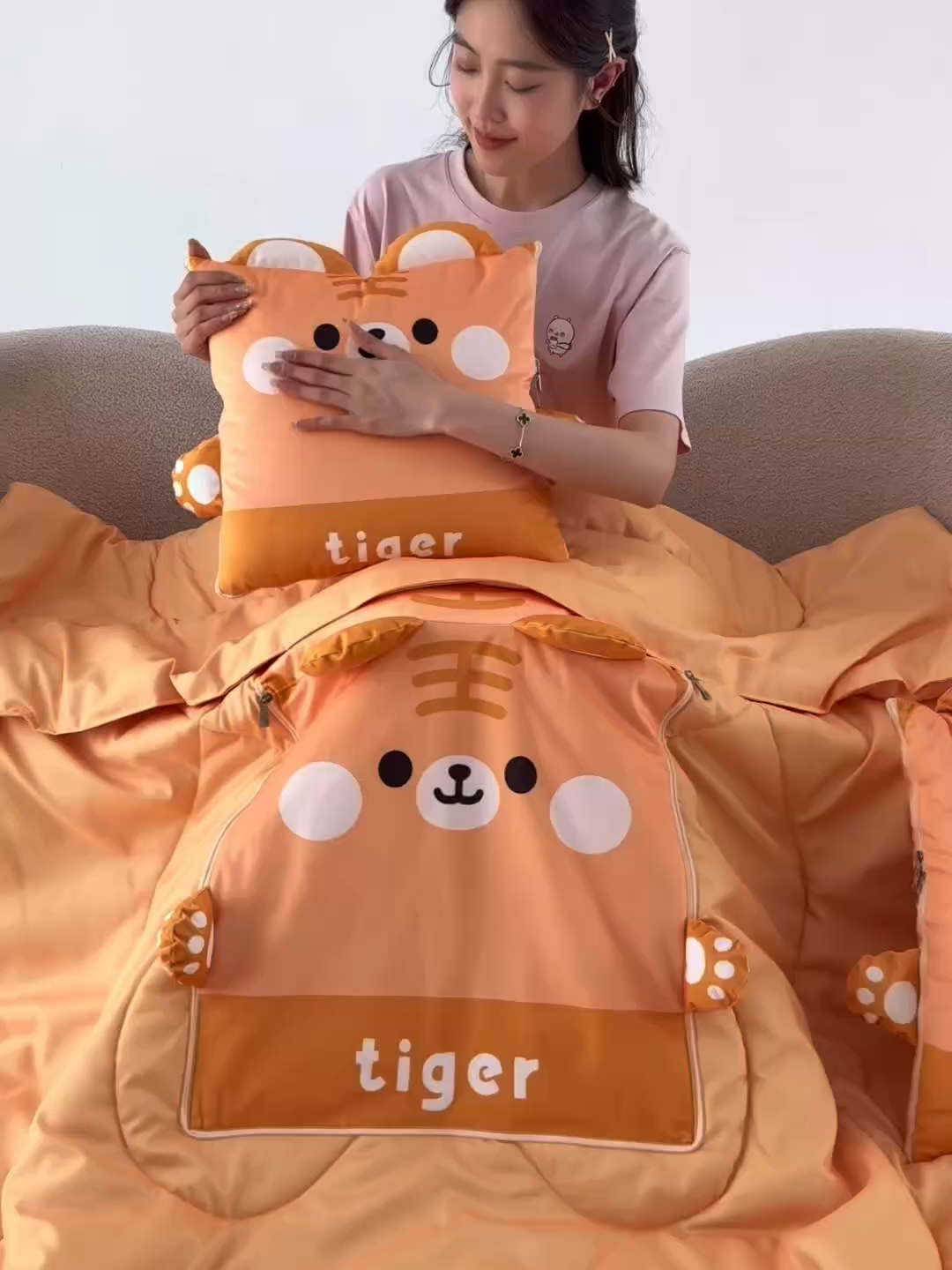 91家纺网 家纺一手货源 找家纺 雷娜家居 2026新款四季款萌宠系列抱枕被 萌虎