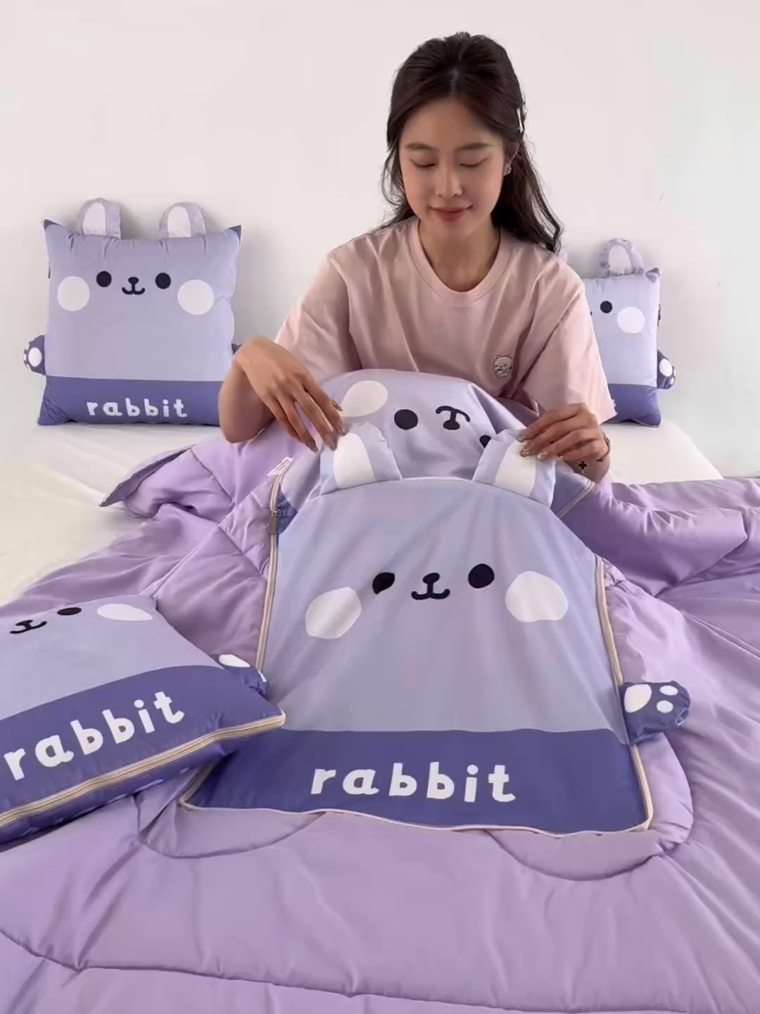 91家纺网 家纺一手货源 找家纺 雷娜家居 2026新款四季款萌宠系列抱枕被 萌萌兔