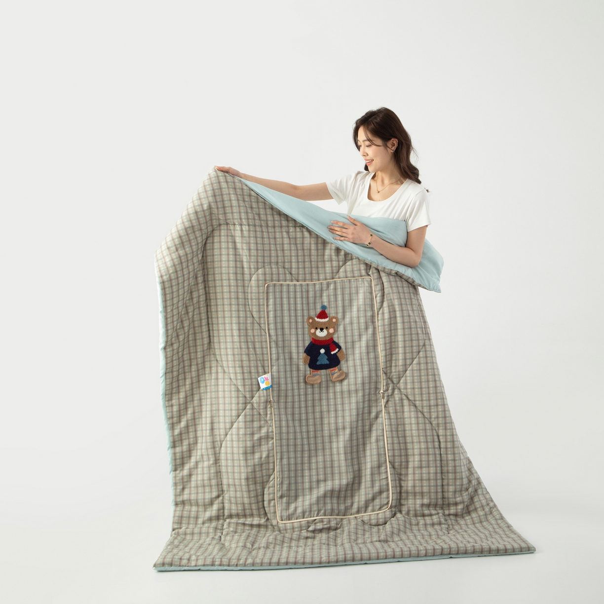 91家纺网 家纺一手货源 找家纺 雷娜家居 2026新款升级款帽子熊抱枕被 帽子熊蓝