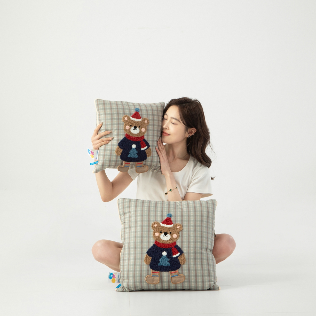 91家纺网 家纺一手货源 找家纺 雷娜家居 2026新款升级款帽子熊抱枕被 帽子熊蓝