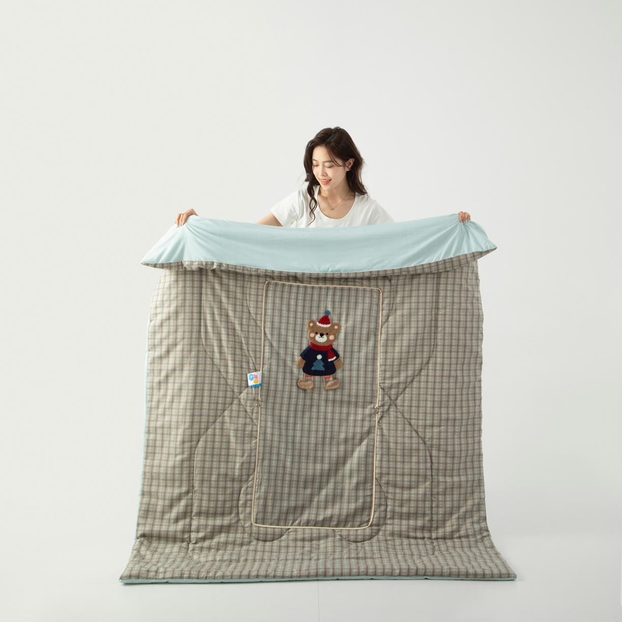 91家纺网 家纺一手货源 找家纺 雷娜家居 2026新款升级款帽子熊抱枕被 帽子熊蓝