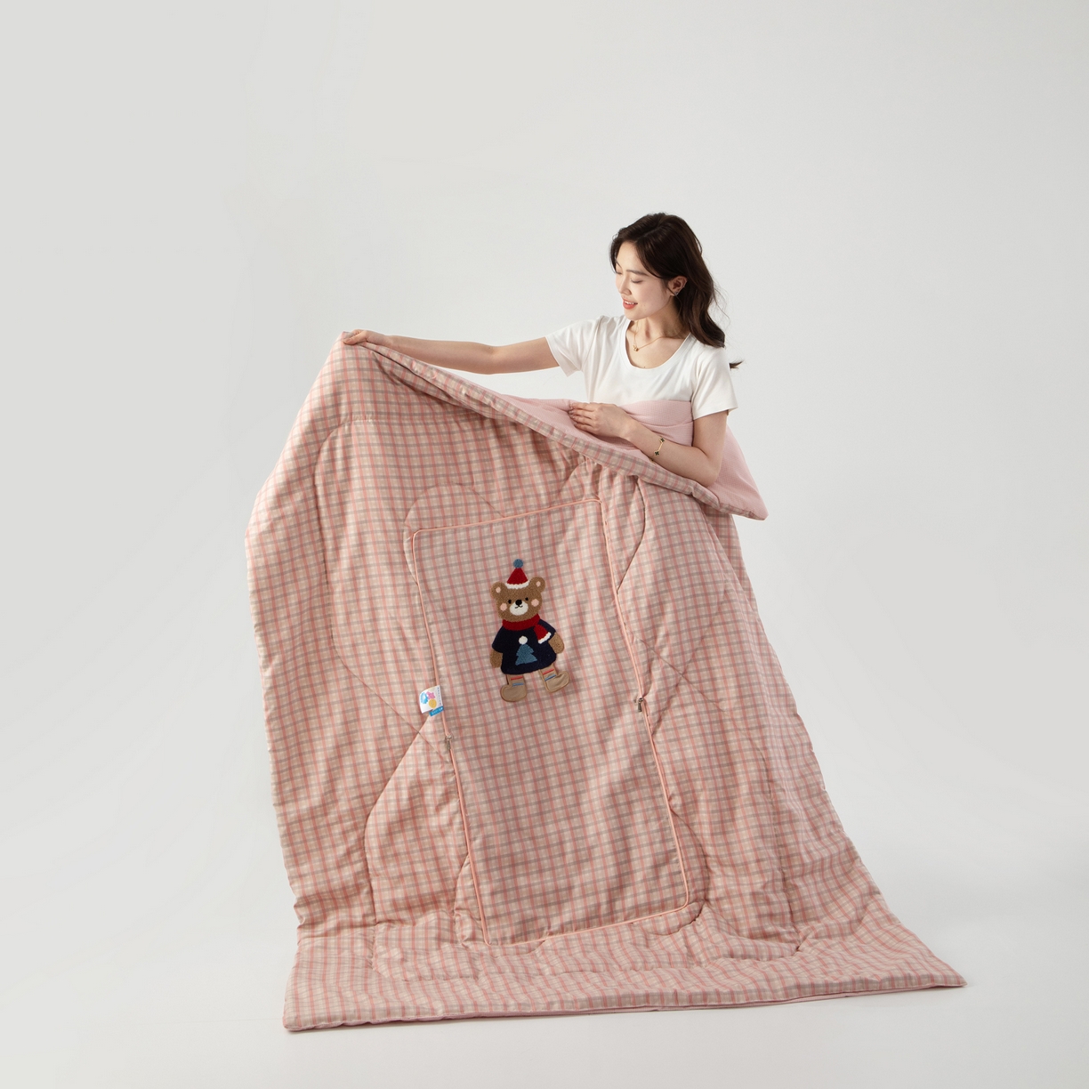 91家纺网 家纺一手货源 找家纺 雷娜家居 2026新款升级款帽子熊抱枕被 帽子熊粉