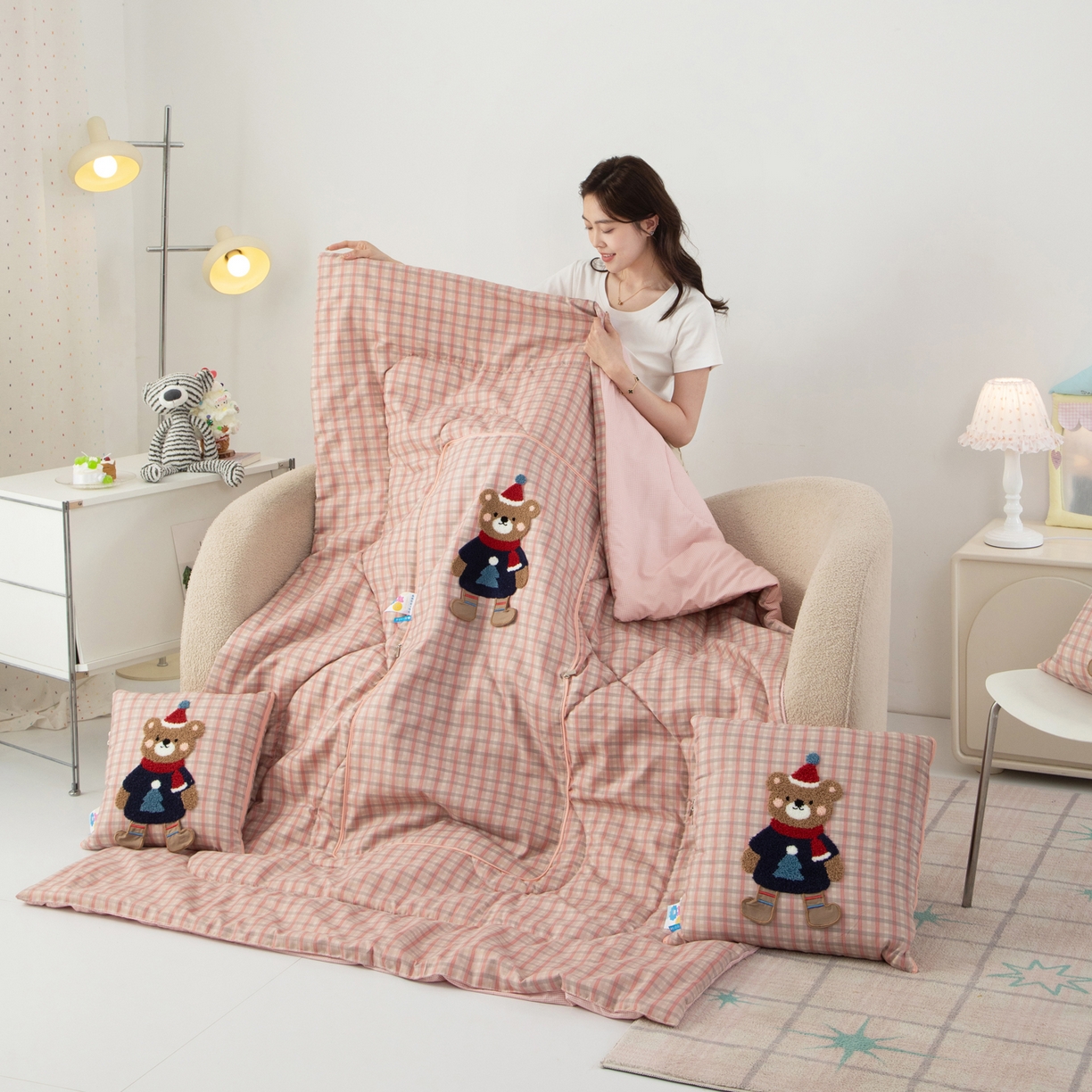 91家纺网 家纺一手货源 找家纺 雷娜家居 2026新款升级款帽子熊抱枕被 帽子熊粉