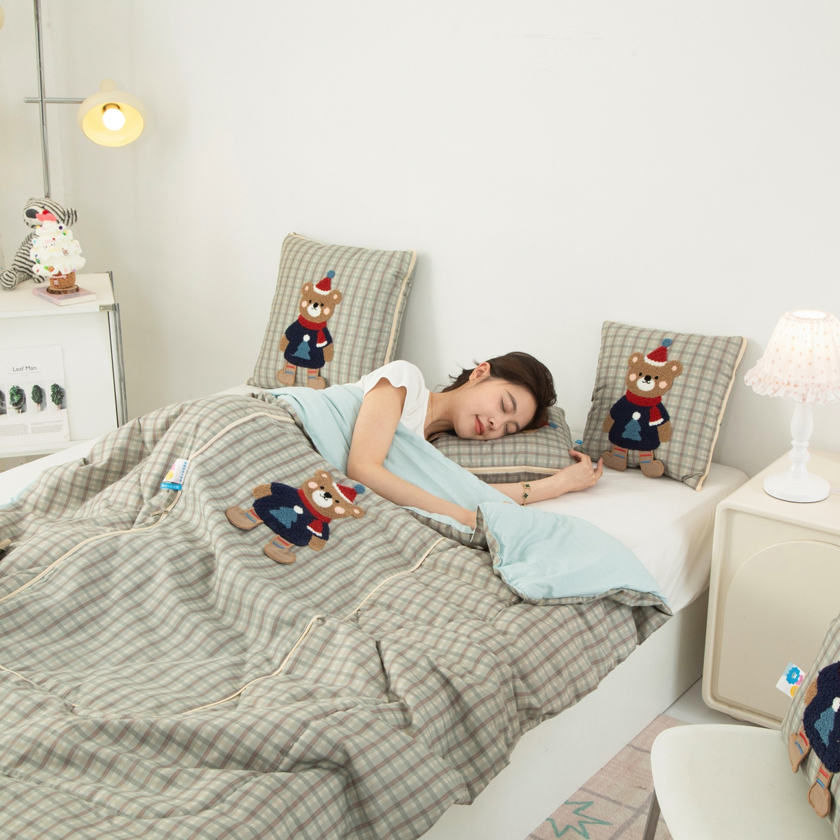 91家纺网 家纺一手货源 找家纺 雷娜家居 2026新款升级款帽子熊抱枕被 帽子熊蓝