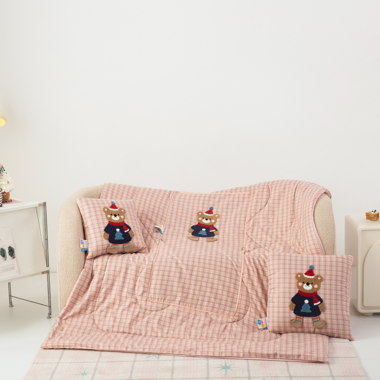 91家纺网 家纺一手货源 找家纺 雷娜家居 2026新款升级款帽子熊抱枕被 帽子熊粉