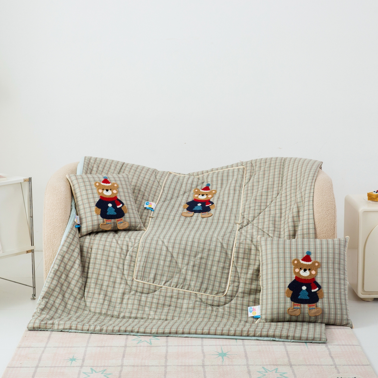 91家纺网 家纺一手货源 找家纺 雷娜家居 2026新款升级款帽子熊抱枕被 帽子熊蓝