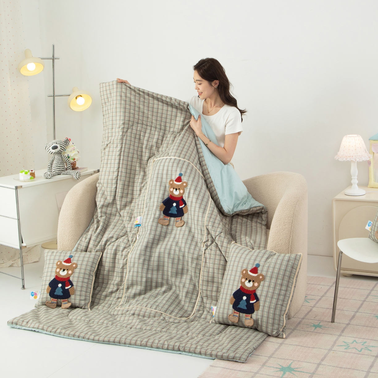 91家纺网 家纺一手货源 找家纺 雷娜家居 2026新款升级款帽子熊抱枕被 帽子熊蓝