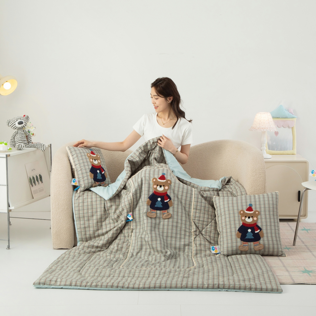 91家纺网 家纺一手货源 找家纺 雷娜家居 2026新款升级款帽子熊抱枕被 帽子熊蓝