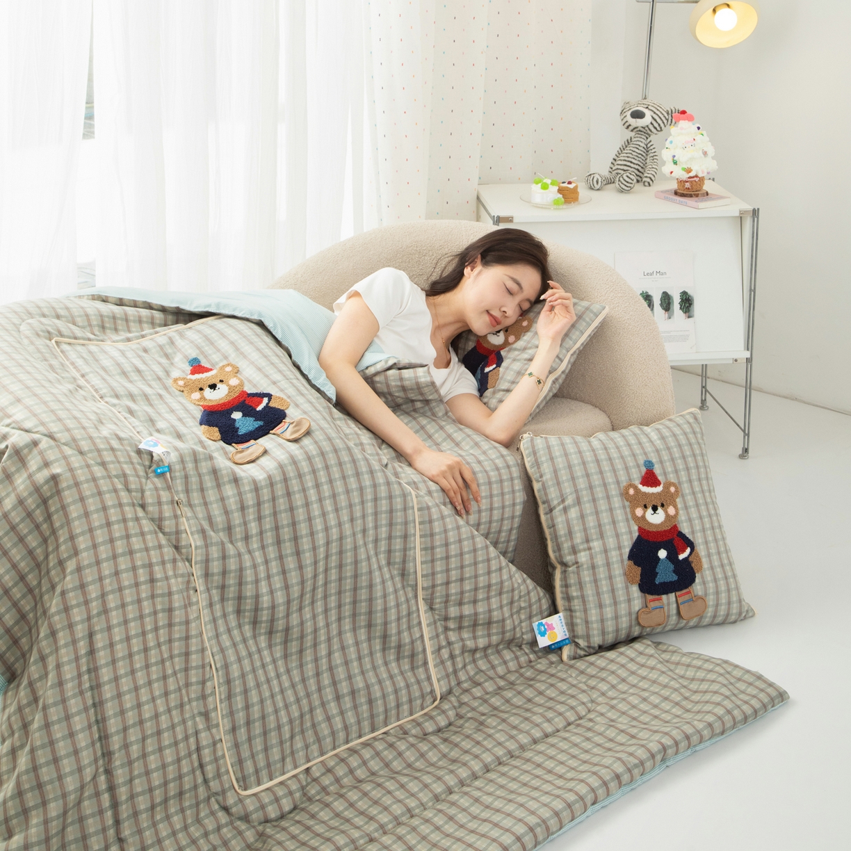 91家纺网 家纺一手货源 找家纺 雷娜家居 2026新款升级款帽子熊抱枕被 帽子熊蓝