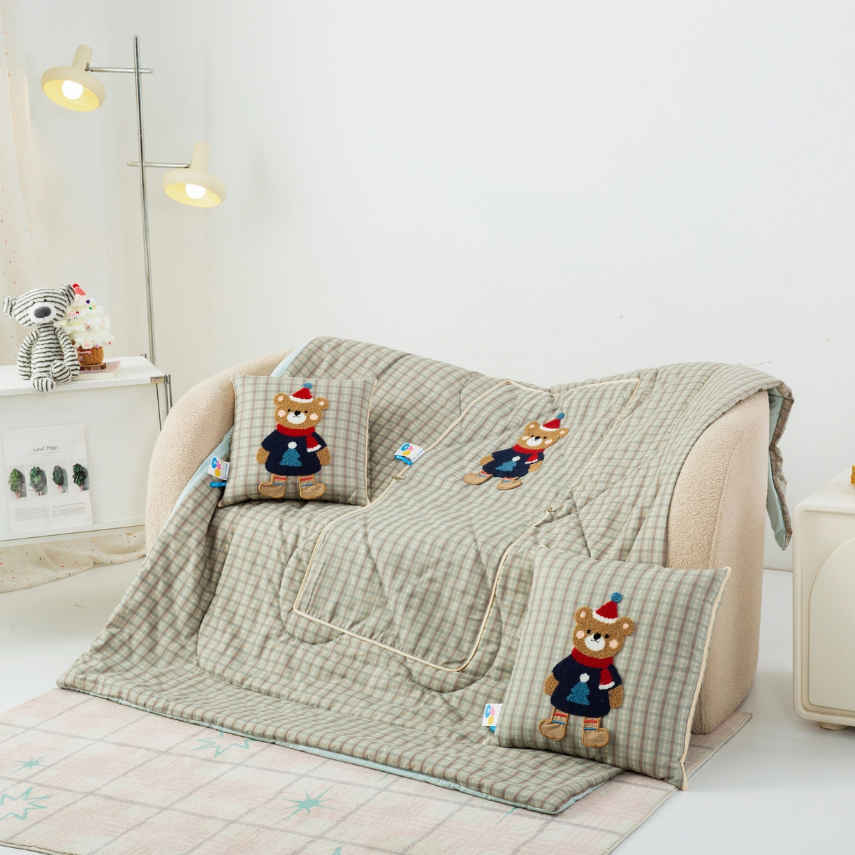 91家纺网 家纺一手货源 找家纺 雷娜家居 2026新款升级款帽子熊抱枕被 帽子熊蓝