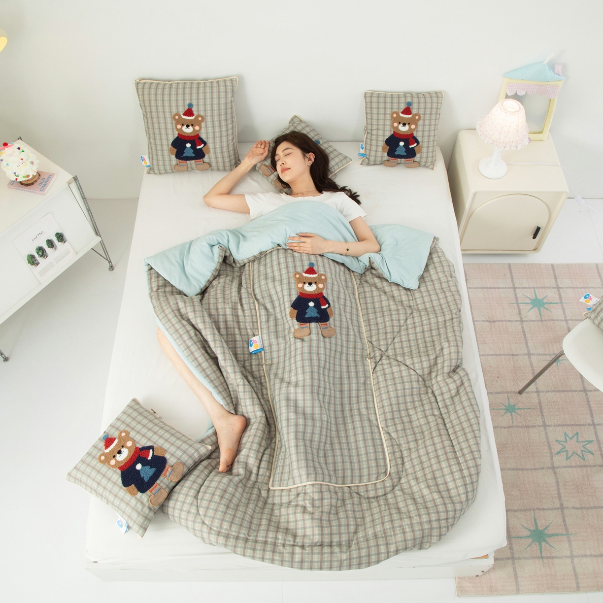 91家纺网 家纺一手货源 找家纺 雷娜家居 2026新款升级款帽子熊抱枕被 帽子熊蓝