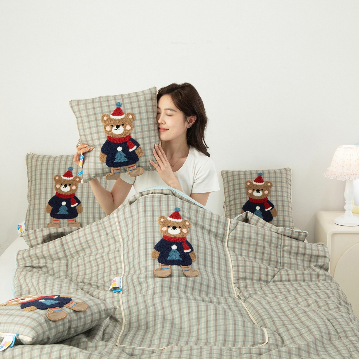 91家纺网 家纺一手货源 找家纺 雷娜家居 2026新款升级款帽子熊抱枕被 帽子熊蓝