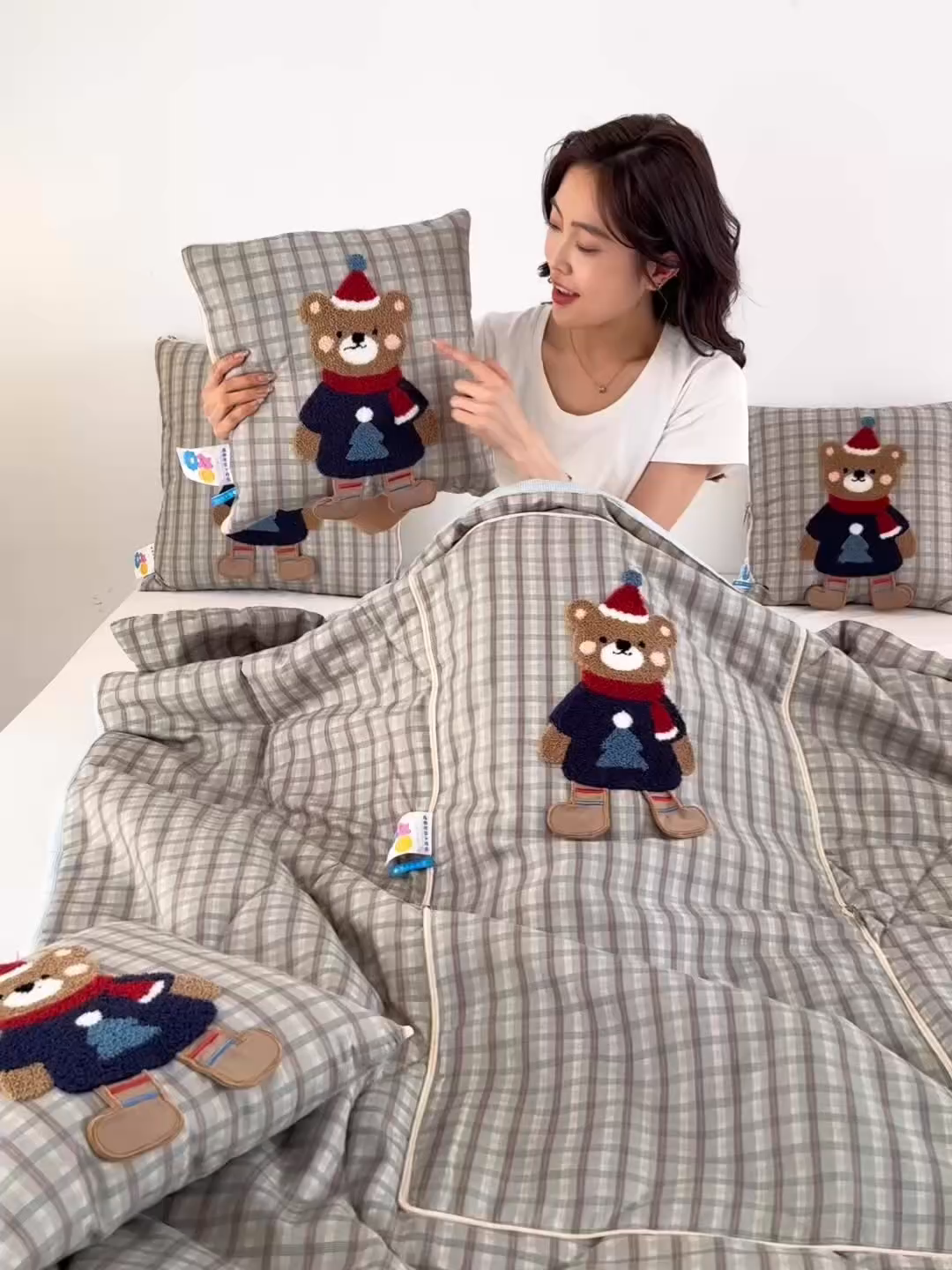 91家纺网 家纺一手货源 找家纺 雷娜家居 2026新款升级款帽子熊抱枕被 帽子熊蓝