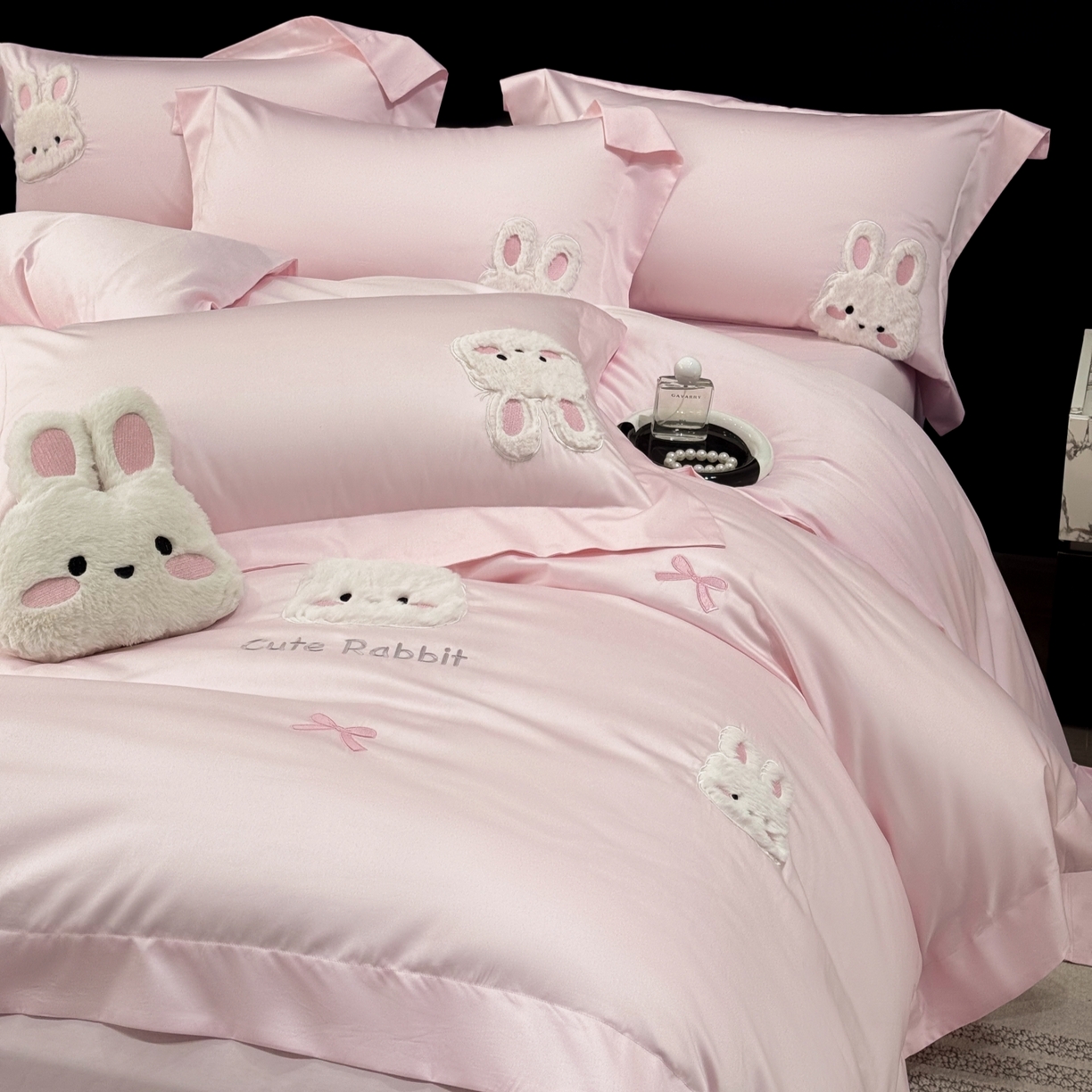 91家纺网 家纺一手货源 找家纺 星蕴家纺 2026新款卡通长绒棉纯棉绣花四件套-甜心小兔 甜心小兔-温柔粉