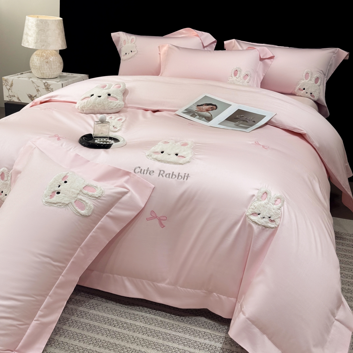 91家纺网 家纺一手货源 找家纺 星蕴家纺 2026新款卡通长绒棉纯棉绣花四件套-甜心小兔 甜心小兔-温柔粉