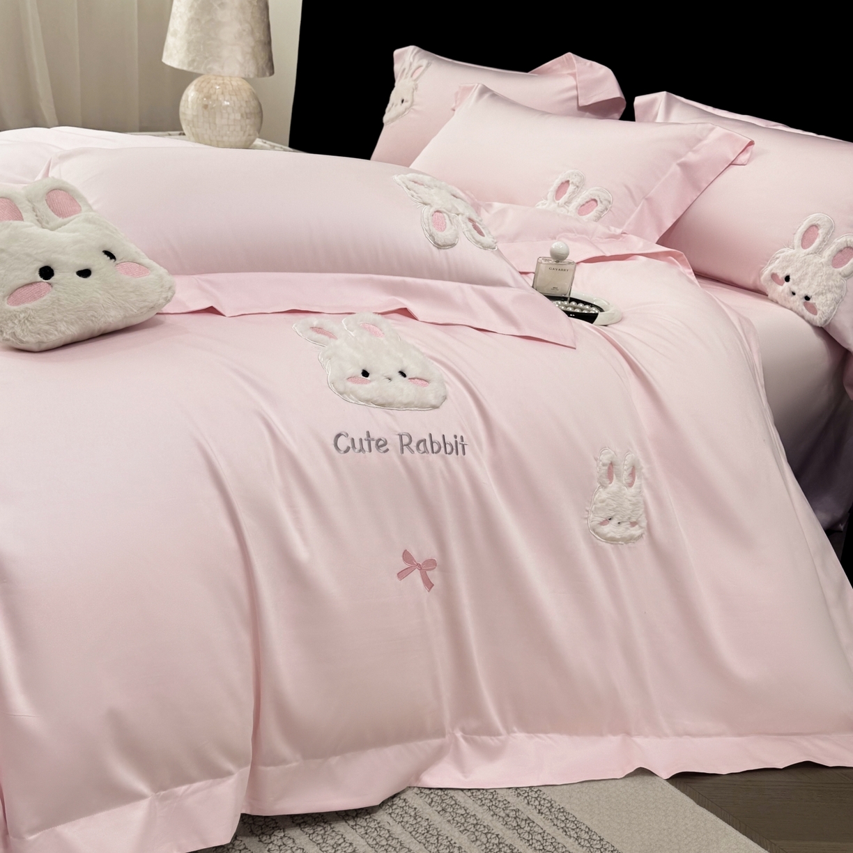91家纺网 家纺一手货源 找家纺 星蕴家纺 2026新款卡通长绒棉纯棉绣花四件套-甜心小兔 甜心小兔-温柔粉