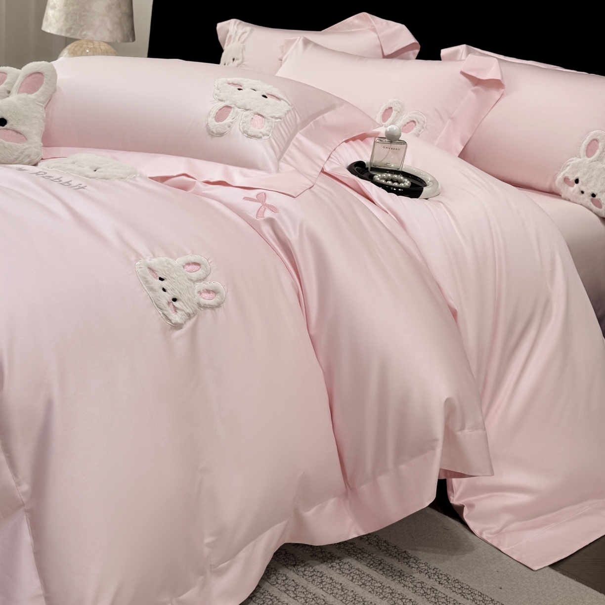 91家纺网 家纺一手货源 找家纺 星蕴家纺 2026新款卡通长绒棉纯棉绣花四件套-甜心小兔 甜心小兔-温柔粉