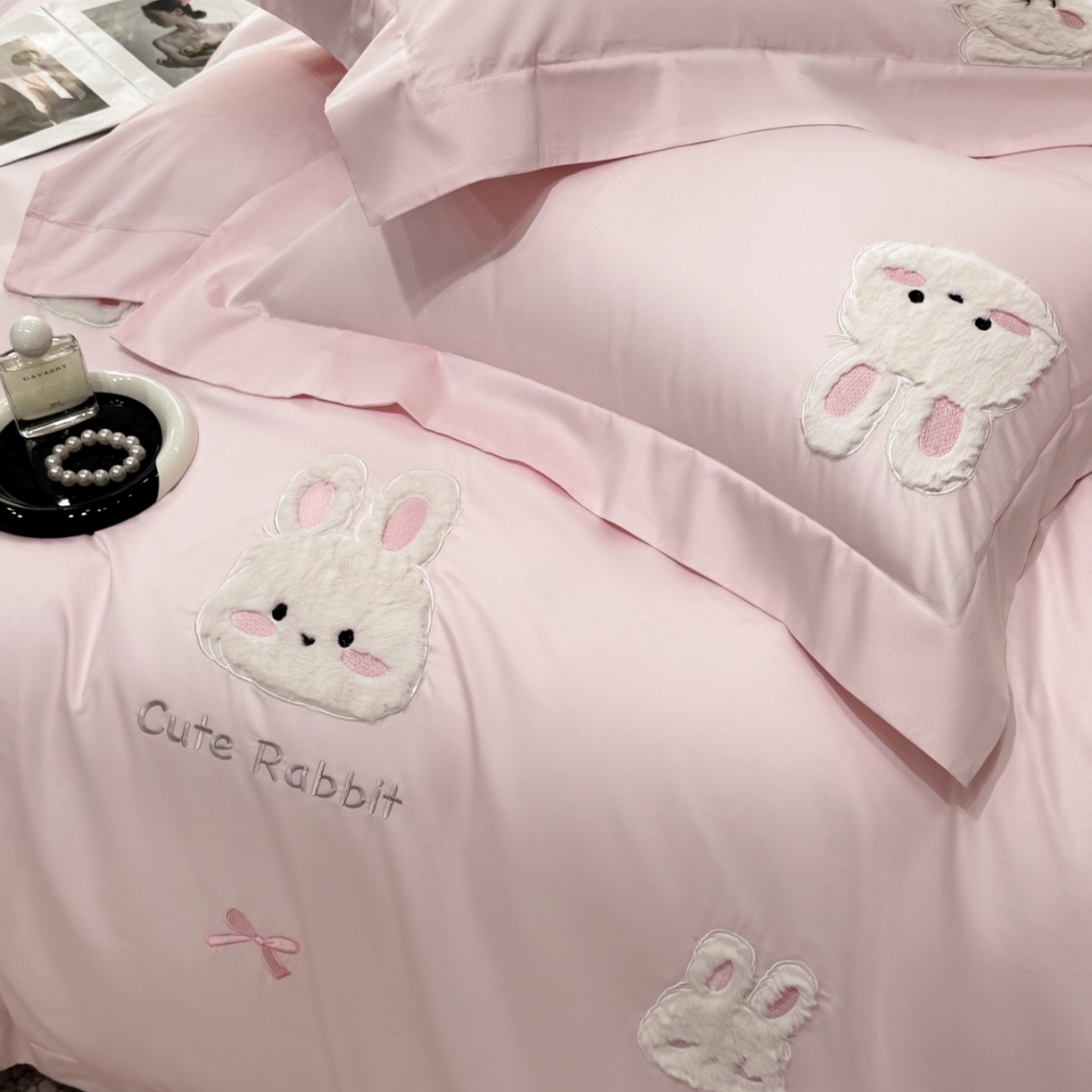 91家纺网 家纺一手货源 找家纺 星蕴家纺 2026新款卡通长绒棉纯棉绣花四件套-甜心小兔 甜心小兔-温柔粉