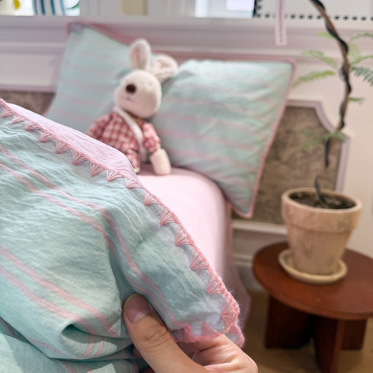 91家纺网 家纺一手货源 找家纺 水墨江南 2026新款条格系列贝壳边三角针四件套 海盐玫粉