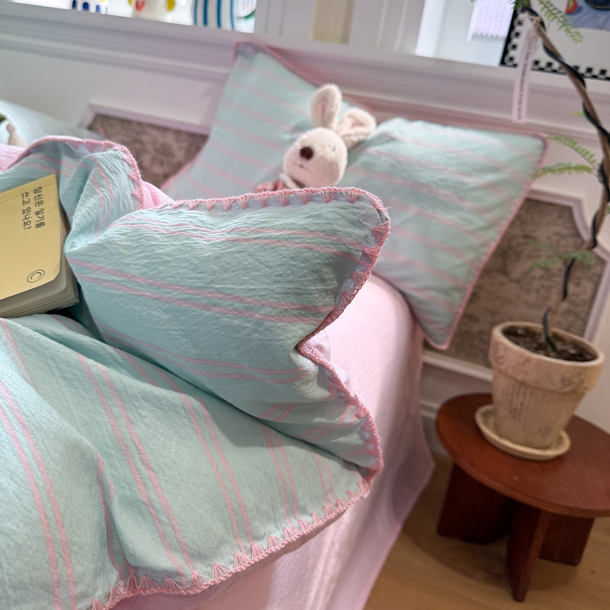 91家纺网 家纺一手货源 找家纺 水墨江南 2026新款条格系列贝壳边三角针四件套 海盐玫粉