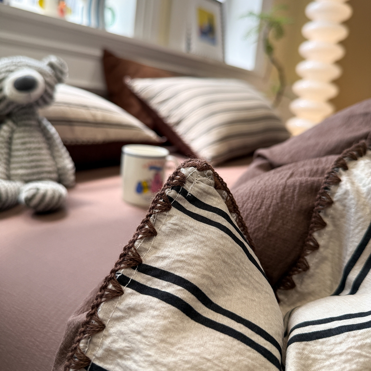 91家纺网 家纺一手货源 找家纺 水墨江南 2026新款条格系列贝壳边三角针四件套 简序咖