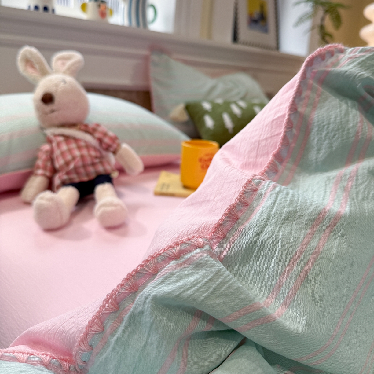 91家纺网 家纺一手货源 找家纺 水墨江南 2026新款条格系列贝壳边三角针四件套 海盐玫粉