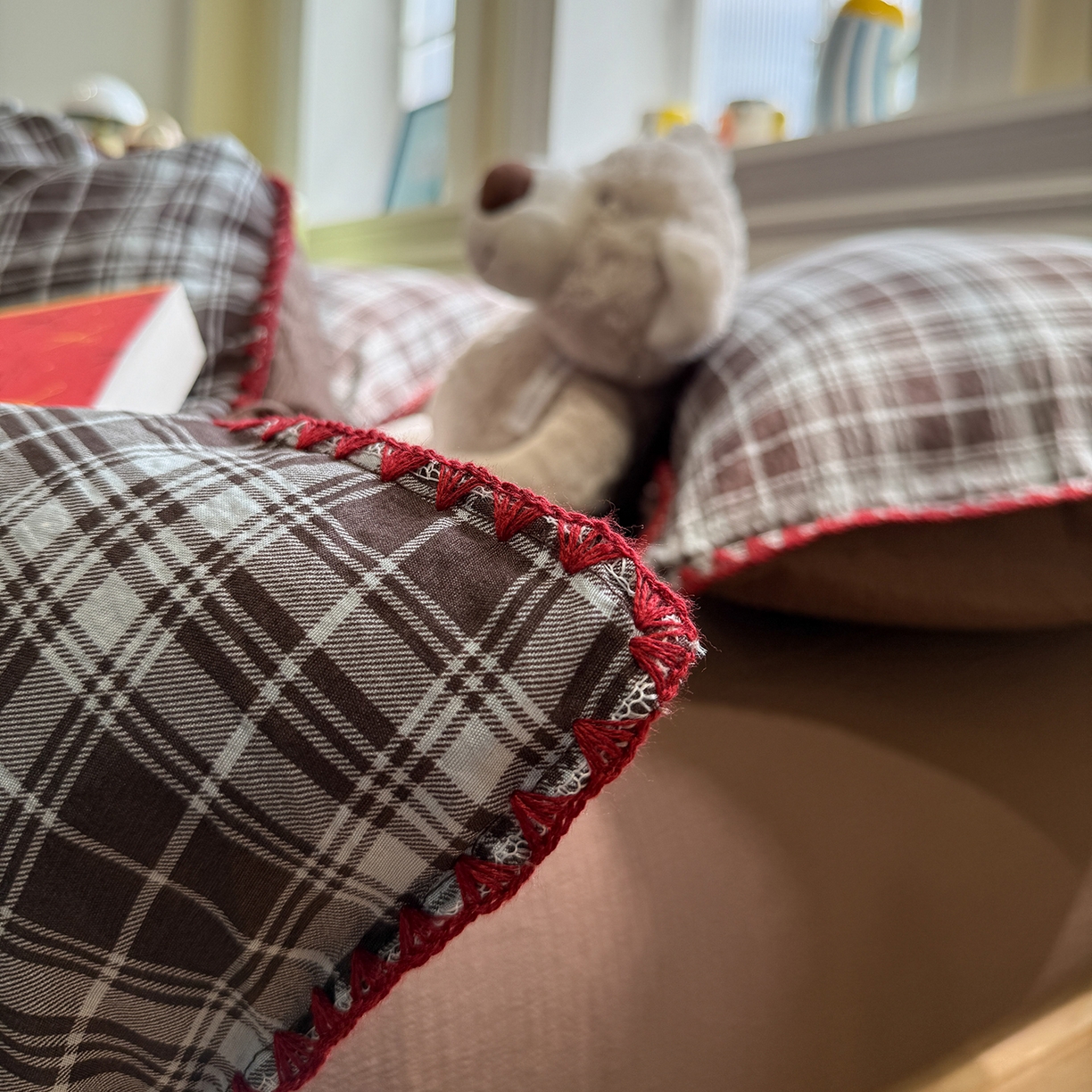 91家纺网 家纺一手货源 找家纺 水墨江南 2026新款条格系列贝壳边三角针四件套 布朗尼咖