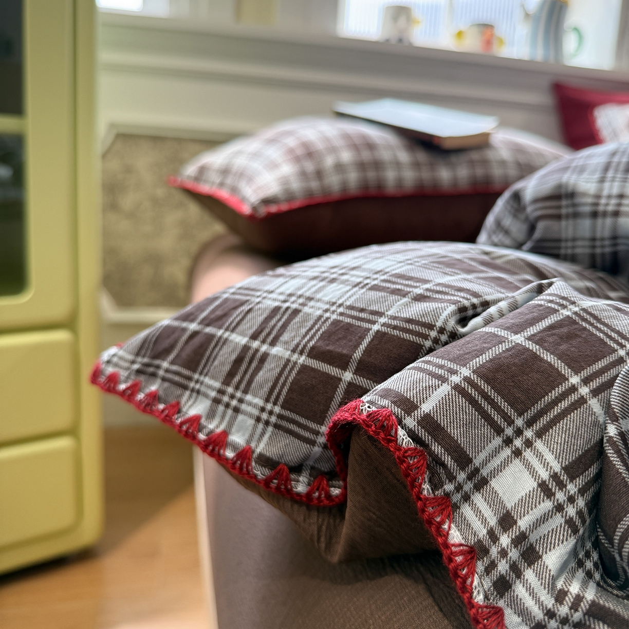 91家纺网 家纺一手货源 找家纺 水墨江南 2026新款条格系列贝壳边三角针四件套 布朗尼咖