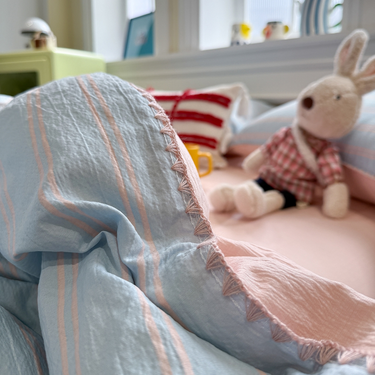 91家纺网 家纺一手货源 找家纺 水墨江南 2026新款条格系列贝壳边三角针四件套 海盐玉