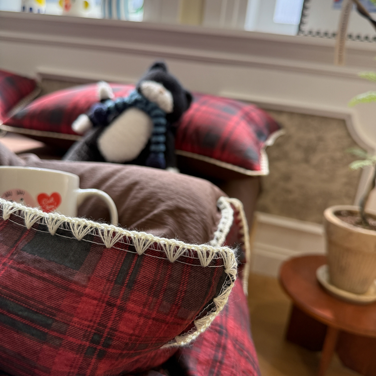 91家纺网 家纺一手货源 找家纺 水墨江南 2026新款条格系列贝壳边三角针四件套 丝绒红格