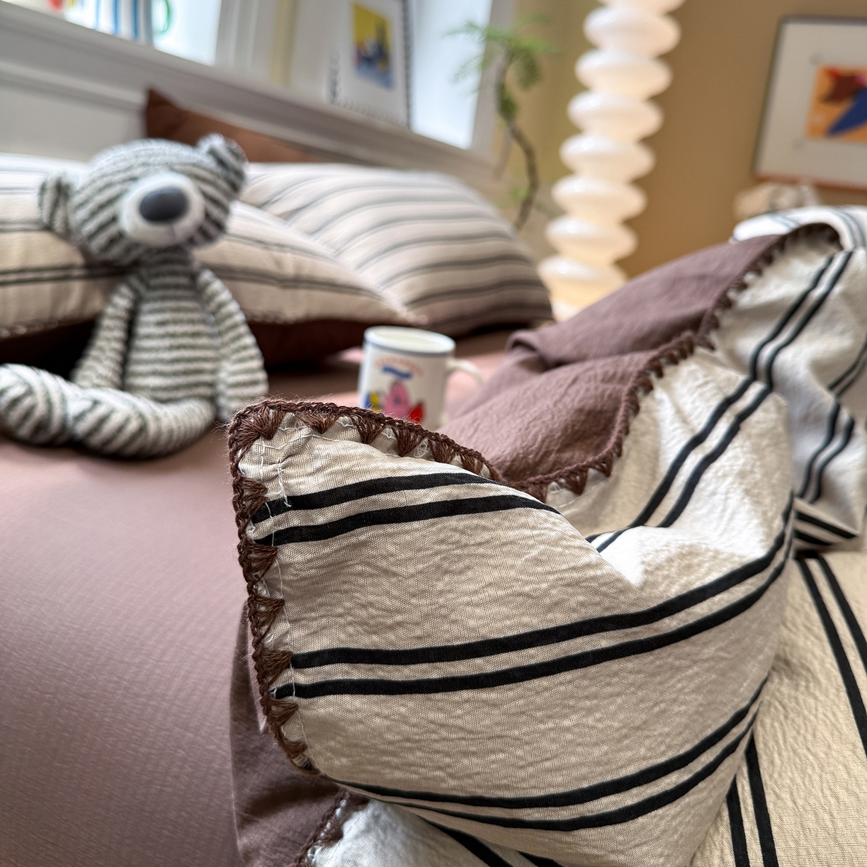 91家纺网 家纺一手货源 找家纺 水墨江南 2026新款条格系列贝壳边三角针四件套 简序咖