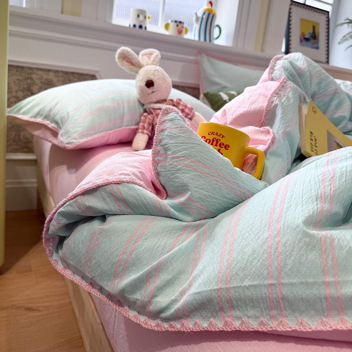 91家纺网 家纺一手货源 找家纺 水墨江南 2026新款条格系列贝壳边三角针四件套 海盐玫粉