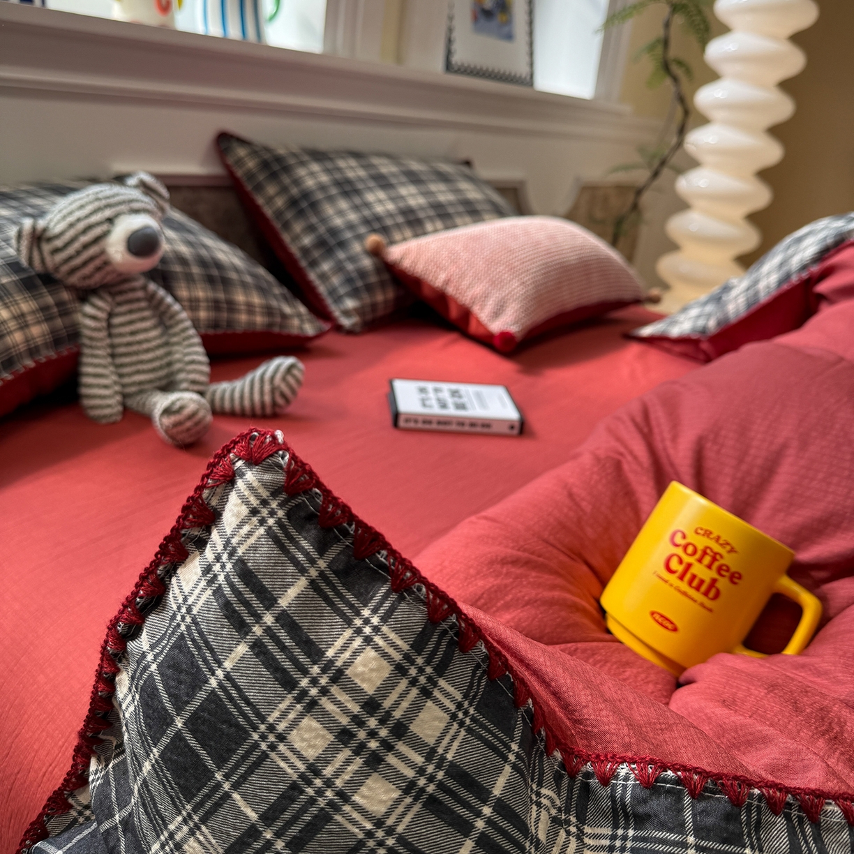 91家纺网 家纺一手货源 找家纺 水墨江南 2026新款条格系列贝壳边三角针四件套 布朗尼红