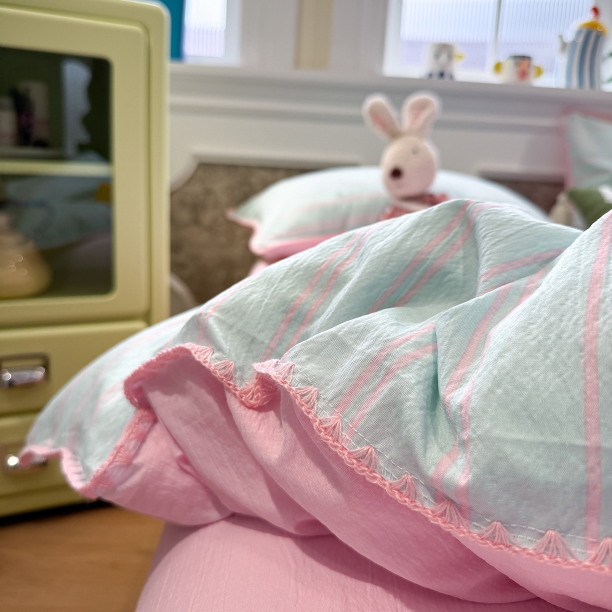 91家纺网 家纺一手货源 找家纺 水墨江南 2026新款条格系列贝壳边三角针四件套 海盐玫粉