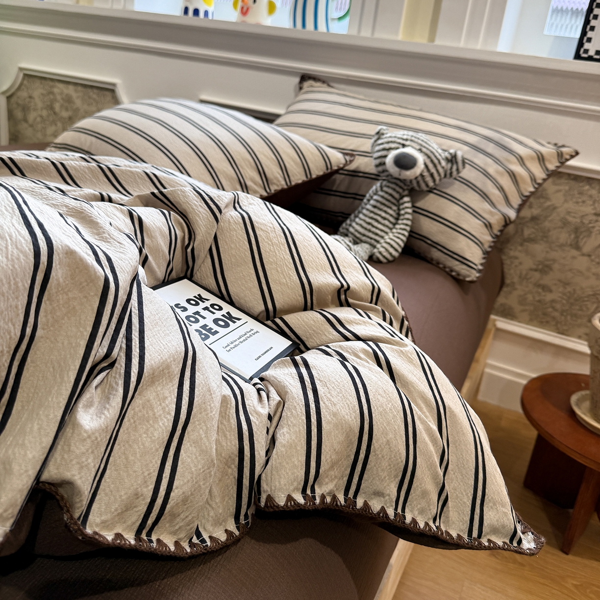 91家纺网 家纺一手货源 找家纺 水墨江南 2026新款条格系列贝壳边三角针四件套 简序咖