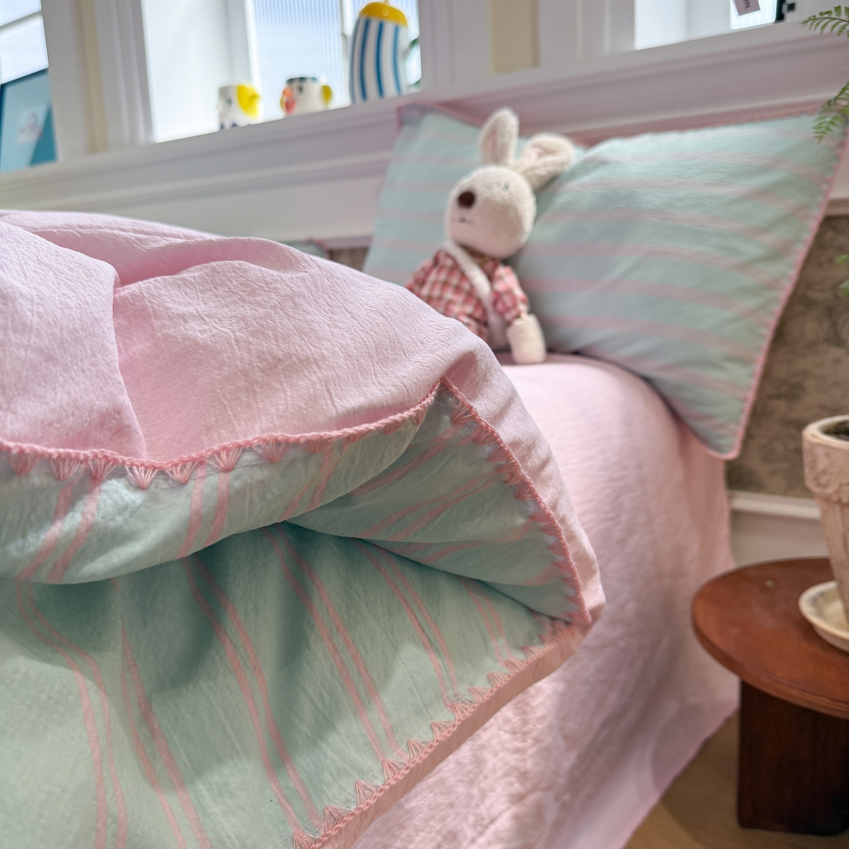 91家纺网 家纺一手货源 找家纺 水墨江南 2026新款条格系列贝壳边三角针四件套 海盐玫粉