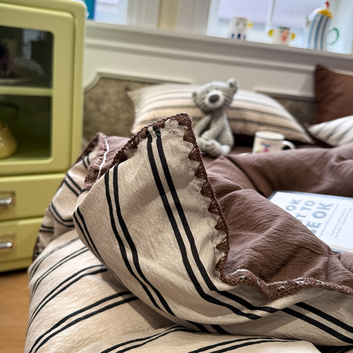 91家纺网 家纺一手货源 找家纺 水墨江南 2026新款条格系列贝壳边三角针四件套 简序咖