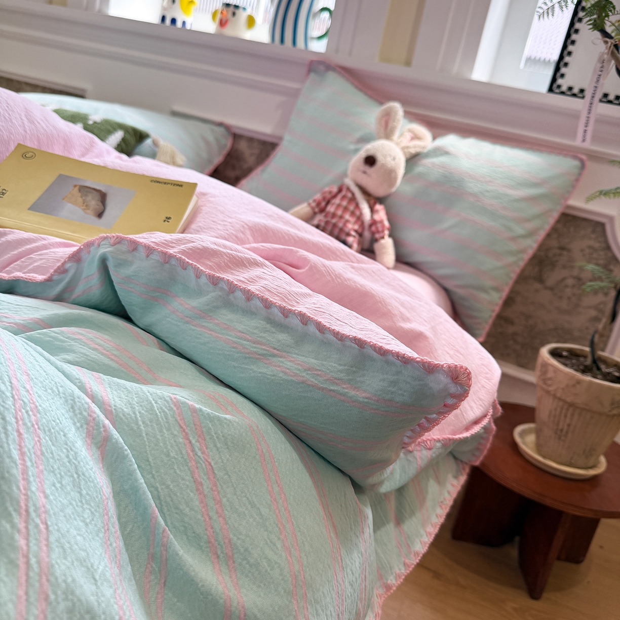 91家纺网 家纺一手货源 找家纺 水墨江南 2026新款条格系列贝壳边三角针四件套 海盐玫粉