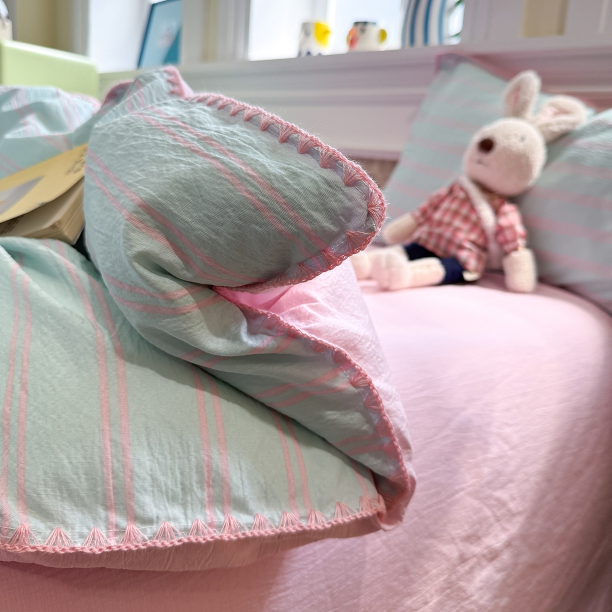 91家纺网 家纺一手货源 找家纺 水墨江南 2026新款条格系列贝壳边三角针四件套 海盐玫粉