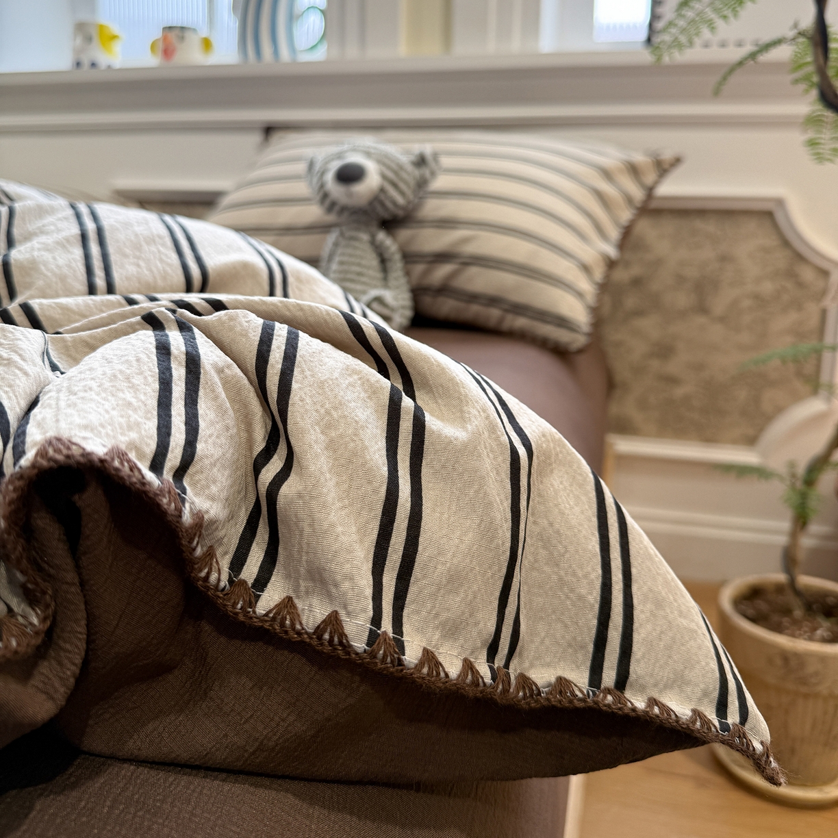 91家纺网 家纺一手货源 找家纺 水墨江南 2026新款条格系列贝壳边三角针四件套 简序咖