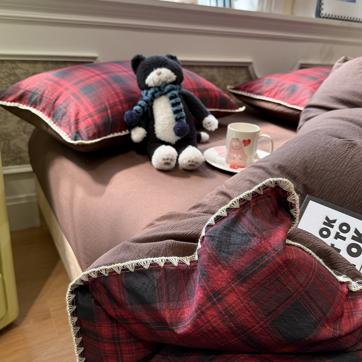 91家纺网 家纺一手货源 找家纺 水墨江南 2026新款条格系列贝壳边三角针四件套 丝绒红格