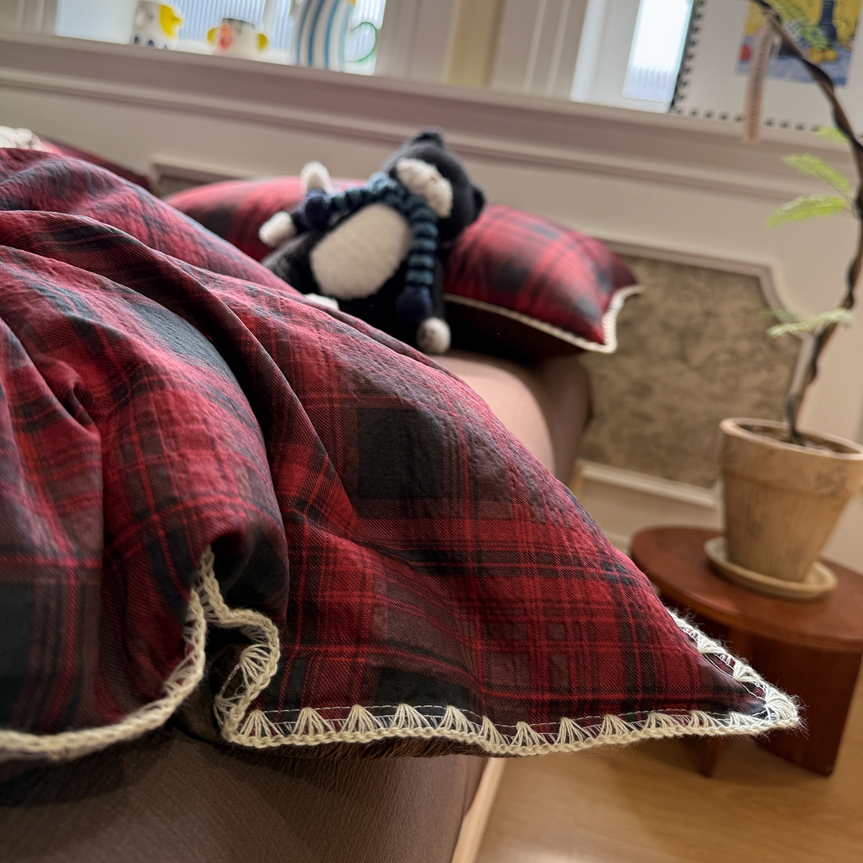 91家纺网 家纺一手货源 找家纺 水墨江南 2026新款条格系列贝壳边三角针四件套 丝绒红格