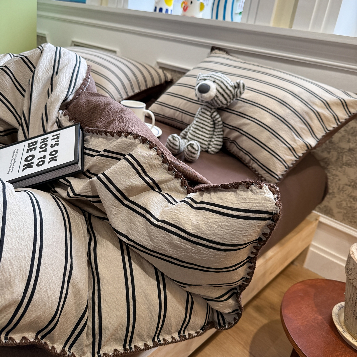 91家纺网 家纺一手货源 找家纺 水墨江南 2026新款条格系列贝壳边三角针四件套 简序咖