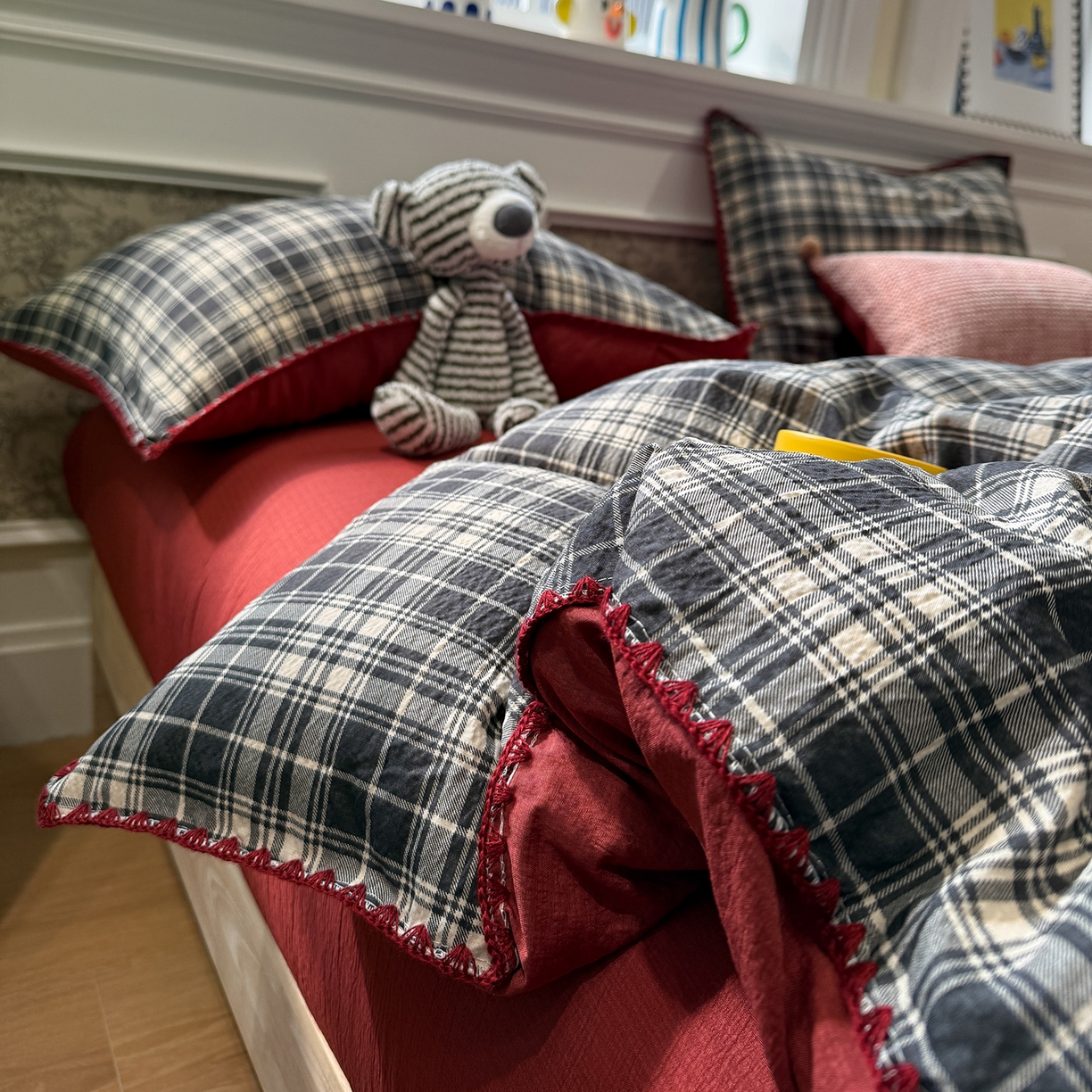 91家纺网 家纺一手货源 找家纺 水墨江南 2026新款条格系列贝壳边三角针四件套 布朗尼红