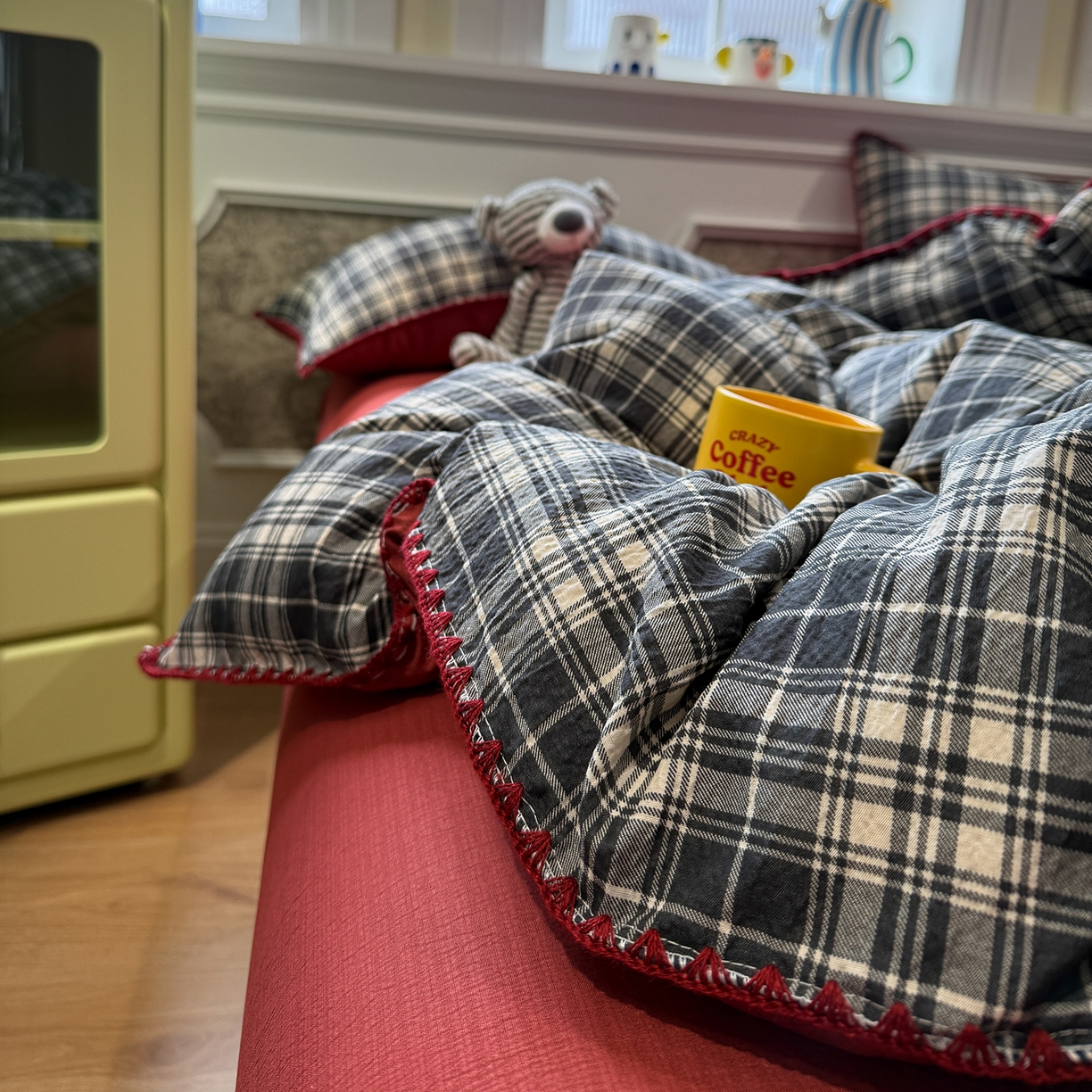 91家纺网 家纺一手货源 找家纺 水墨江南 2026新款条格系列贝壳边三角针四件套 布朗尼红