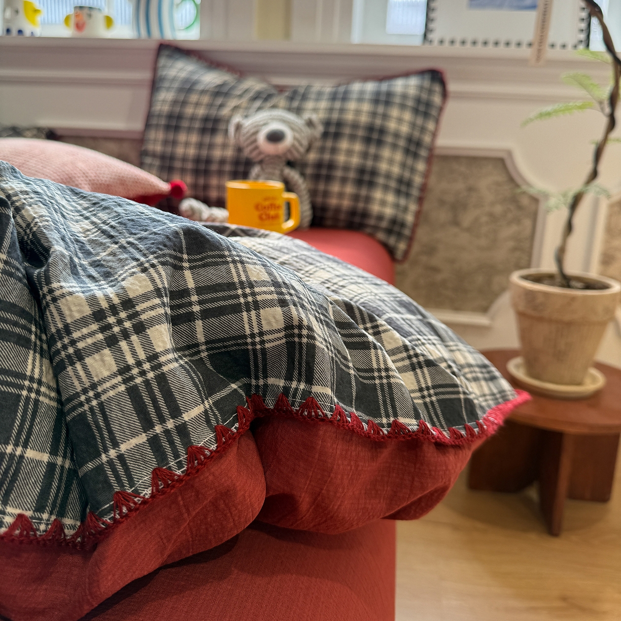 91家纺网 家纺一手货源 找家纺 水墨江南 2026新款条格系列贝壳边三角针四件套 布朗尼红