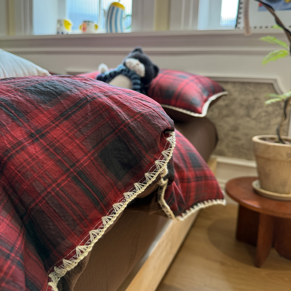 91家纺网 家纺一手货源 找家纺 水墨江南 2026新款条格系列贝壳边三角针四件套 丝绒红格