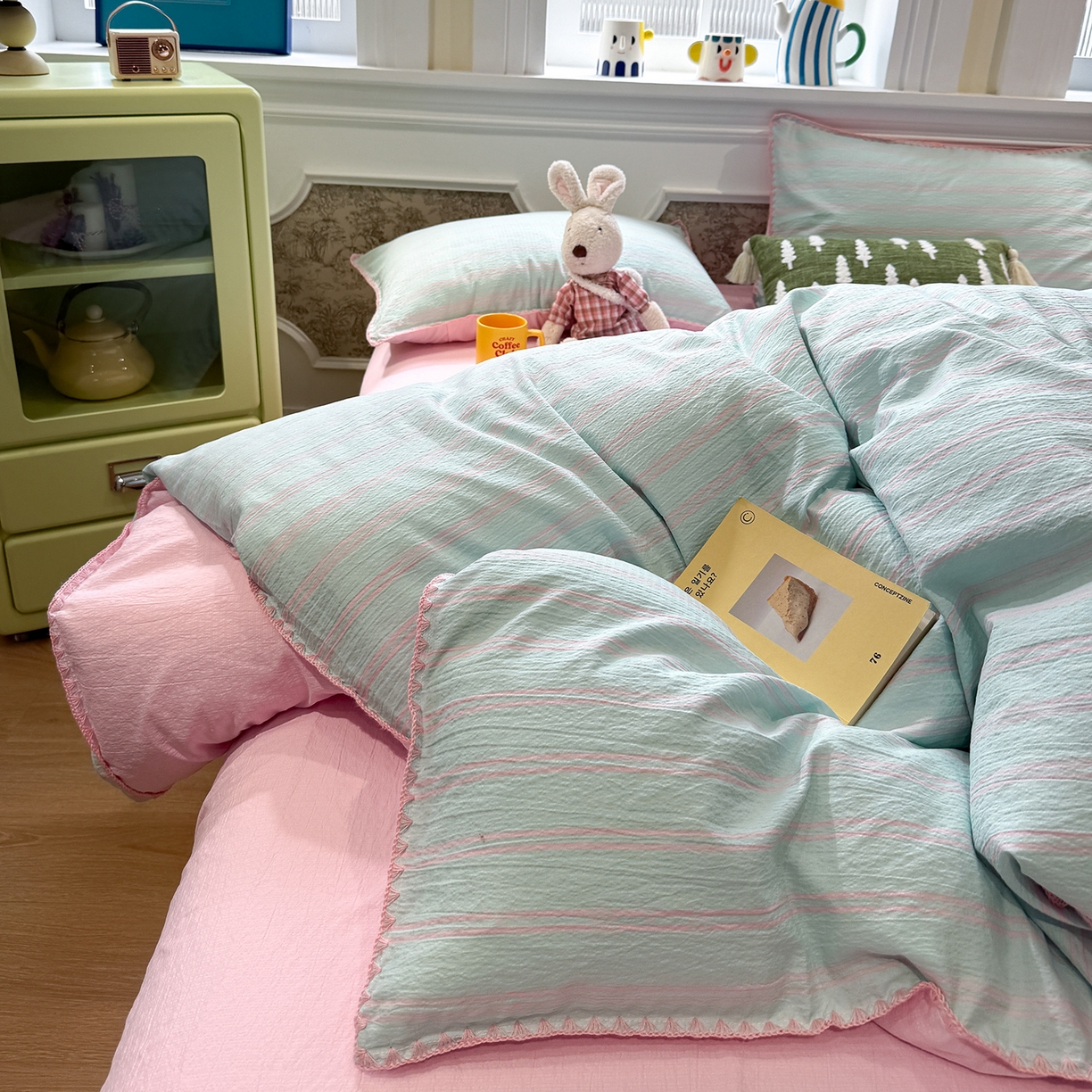 91家纺网 家纺一手货源 找家纺 水墨江南 2026新款条格系列贝壳边三角针四件套 海盐玫粉