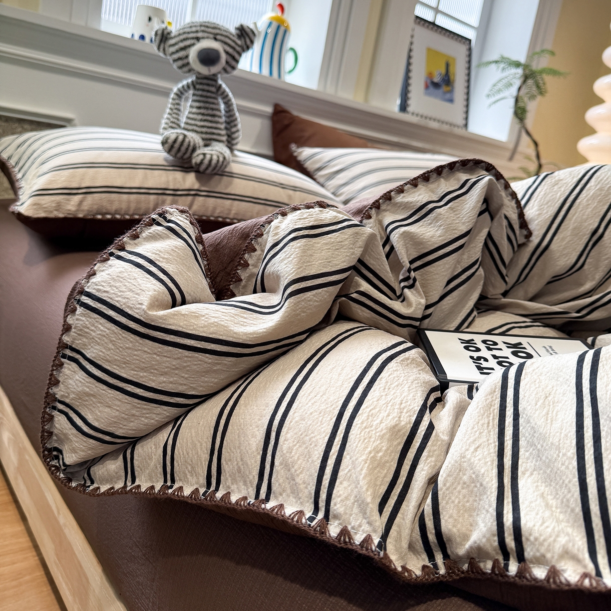 91家纺网 家纺一手货源 找家纺 水墨江南 2026新款条格系列贝壳边三角针四件套 简序咖