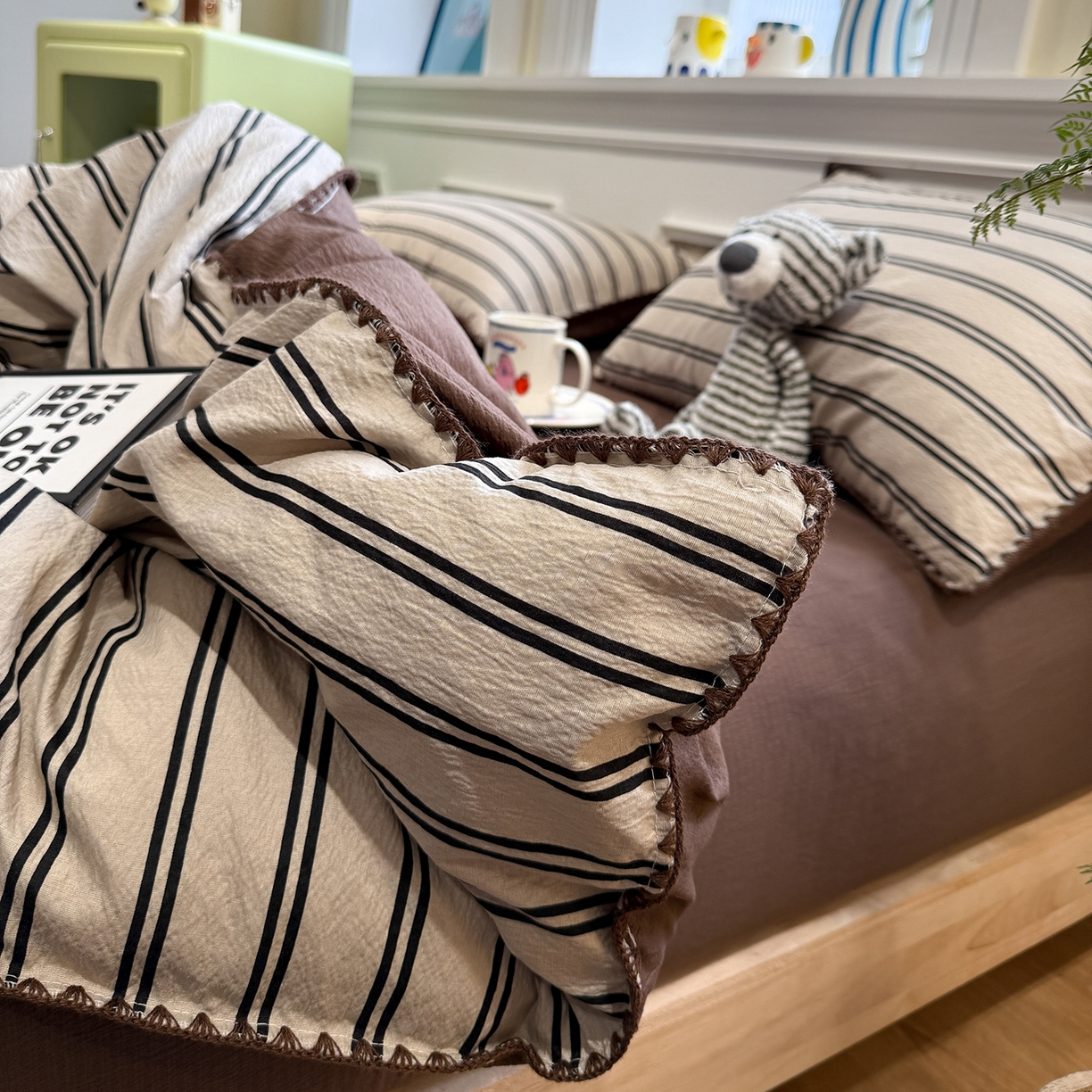 91家纺网 家纺一手货源 找家纺 水墨江南 2026新款条格系列贝壳边三角针四件套 简序咖